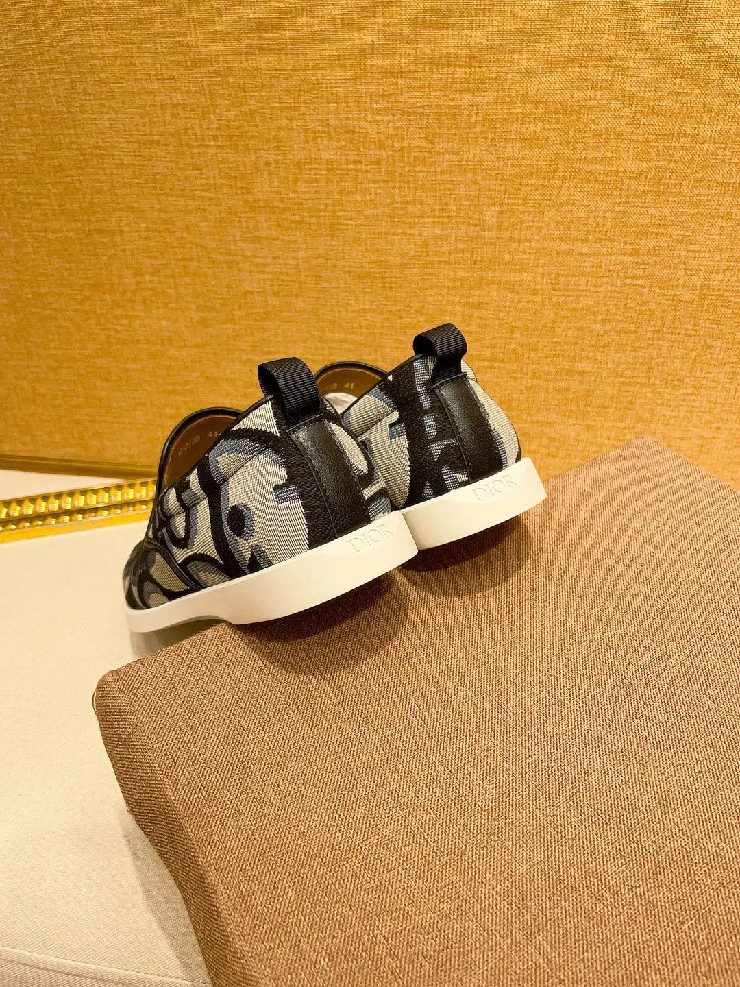 Factory price 380🔥[Dior] The latest 2024 new model is carefully crafted and set off the audience! An international brand that continues to innovate. This men's all-season casual shoe, the original version, has an all-leather upper, breathable and comfortable leather feet ➕Rubber non-slip outsole, breathable and comfortable, quality speaks for itself👄Color: two colors Size: 38-44